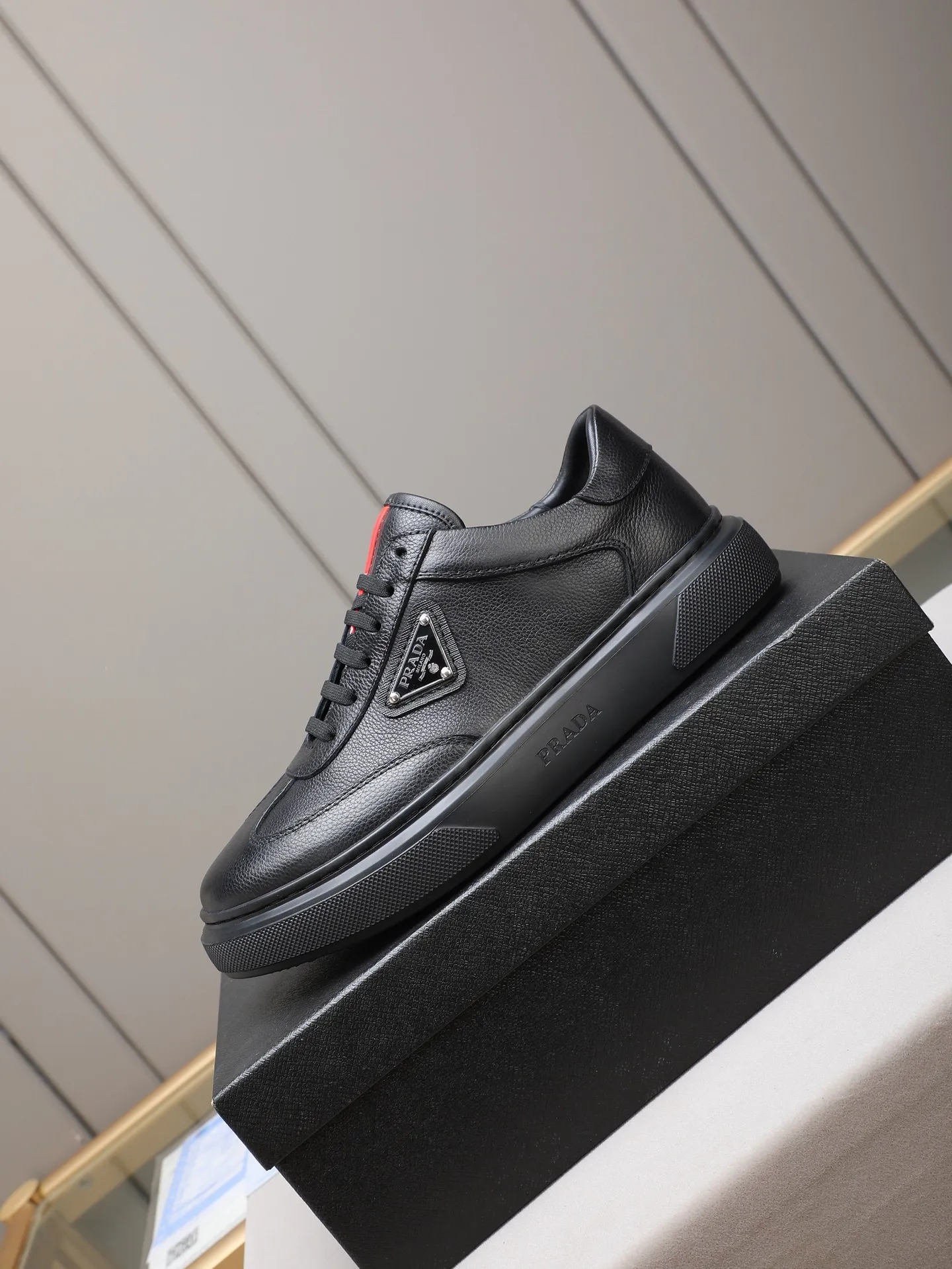 PP460 Prada/Prada men's new casual shoes, this upper is made of imported calfskin + sheep lining! The outside is decorated with the P family's classic metal triangle enamel logo, and the outsole is made of non-slip sports foam ultra-light outsole, which feels good on the feet and is a fashionable and fashionable item!  Size: 38-44 (45 customized)